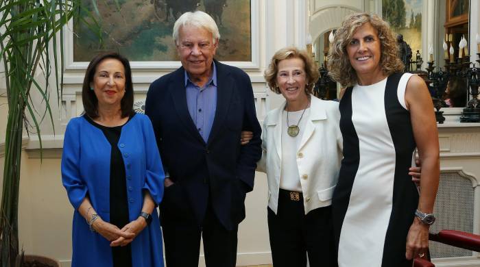 La ministra de Defensa, Margarita Robles; el expresidente Felipe González, la escritora Julia Navarro y la CEO de Penguin Random House, Núria Cabutí, durante la presentación de la nueva novela de Julia Navarro ‘El niño que perdió la Guerra’ La ministra de Defensa, Margarita Robles; el expresidente Felipe González, la escritora Julia Navarro y la CEO de Penguin Random House, Núria Cabutí, durante la presentación de la nueva novela de Julia Navarro ‘El niño que perdió la Guerra’