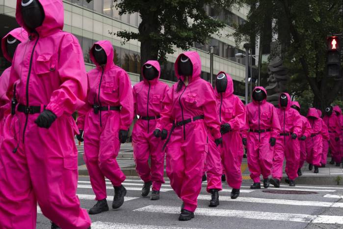 Actores vestidos con disfraces de ‘Guardias rosas’ asisten a un desfile y al evento final para fanáticos de la serie de Netflix Squid Game, temporada 3, en Seúl, Corea del Sur, el 28 de junio de 2025. Actores vestidos con disfraces de ‘Guardias rosas’ asisten a un desfile y al evento final para fanáticos de la serie de Netflix Squid Game, temporada 3, en Seúl, Corea del Sur, el 28 de junio de 2025.