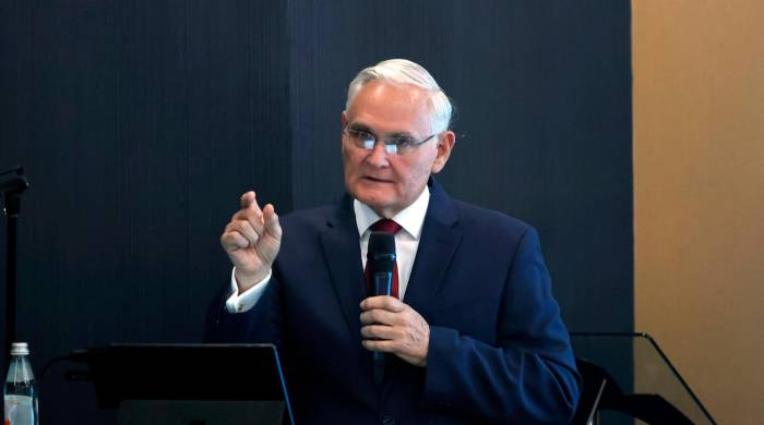 El exadministrador de la Autoridad del Canal de Panamá, Jorge Luis Quijano, habla durante el coloquio “Desafíos del Comercio Global 2024: Canal de Suez y Canal de Panamá”, organizado por la Cámara de Comercio de España. El exadministrador de la Autoridad del Canal de Panamá, Jorge Luis Quijano, habla durante el coloquio “Desafíos del Comercio Global 2024: Canal de Suez y Canal de Panamá”, organizado por la Cámara de Comercio de España.