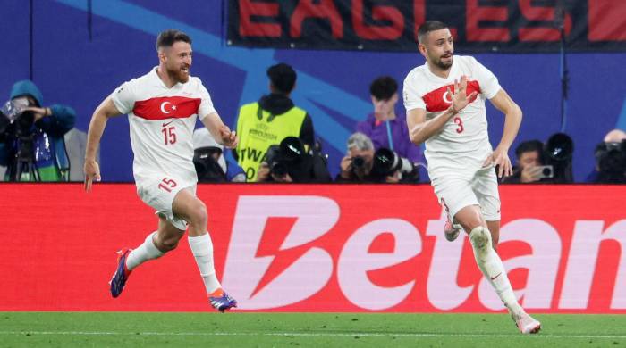 El central turco Merih Demiral celebra 0-2 durante el partido de octavos de final que han jugado Austria y Turquía. El central turco Merih Demiral celebra 0-2 durante el partido de octavos de final que han jugado Austria y Turquía.