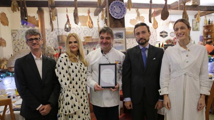 La Embajada de España entrega reconocimiento al chef Alejandro, del restaurante Casa Alejandro. La Embajada de España entrega reconocimiento al chef Alejandro, del restaurante Casa Alejandro.