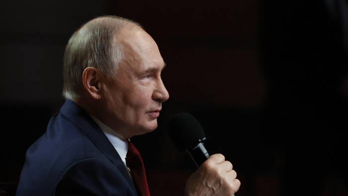 En esta foto de grupo distribuida por la agencia estatal rusa Sputnik, el presidente ruso, Vladímir Putin, conversa con estudiantes en el Centro Educativo Sirius de Sochi el 19 de mayo de 2025, tras una conversación telefónica con el presidente estadounidense, Donald Trump. En esta foto de grupo distribuida por la agencia estatal rusa Sputnik, el presidente ruso, Vladímir Putin, conversa con estudiantes en el Centro Educativo Sirius de Sochi el 19 de mayo de 2025, tras una conversación telefónica con el presidente estadounidense, Donald Trump.
