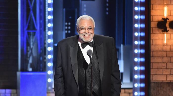 Jones era uno de los pocos privilegiados miembros del club de los EGOT (es decir, ganador de Emmy, Grammy, Oscar y Tony) Jones era uno de los pocos privilegiados miembros del club de los EGOT (es decir, ganador de Emmy, Grammy, Oscar y Tony)