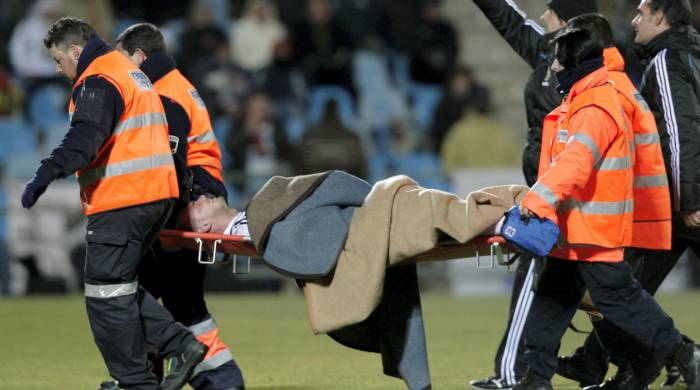 Fotografía de archivo en la que se registró el traslado en camilla de un futbolista, sustituido por un fuerte golpe en la cabeza, en el Coliseum Alfonso Pérez de Getafe. Fotografía de archivo en la que se registró el traslado en camilla de un futbolista, sustituido por un fuerte golpe en la cabeza, en el Coliseum Alfonso Pérez de Getafe.
