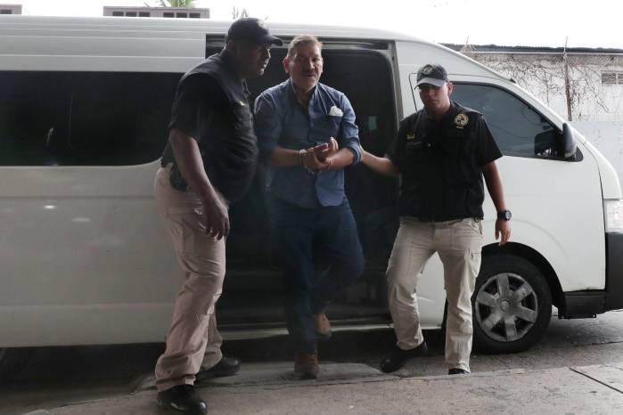 El dirigente del Suntracs, Genaro López, a su llegada al SPA, tras su detención. El dirigente del Suntracs, Genaro López, a su llegada al SPA, tras su detención.