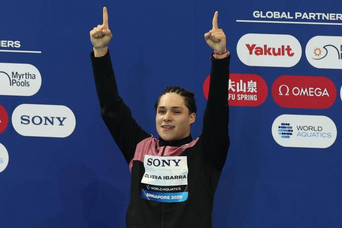 El medallista de oro Osmar Olvera Ibarra de México (C) celebra durante la ceremonia de entrega de medallas tras las finales de trampolín de 3 metros masculinos en el Campeonato Mundial de Natación Singapur 2025. El medallista de oro Osmar Olvera Ibarra de México (C) celebra durante la ceremonia de entrega de medallas tras las finales de trampolín de 3 metros masculinos en el Campeonato Mundial de Natación Singapur 2025.