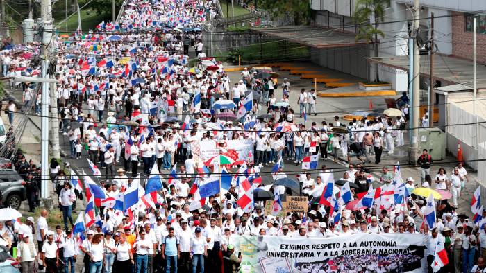 Cientos de panameños salieron a manifestarse. Cientos de panameños salieron a manifestarse.