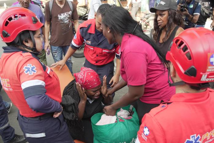 Una mujer es atendida por personal medico tras una explosión en inmediaciones de la Escuela Militar de Aviación Marco Fidel Suárez este jueves, en Cali (Colombia). Una mujer es atendida por personal medico tras una explosión en inmediaciones de la Escuela Militar de Aviación Marco Fidel Suárez este jueves, en Cali (Colombia).