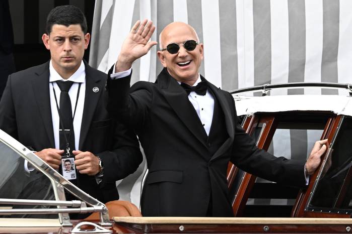El fundador de Amazon, Jeff Bezos (der.), saluda a la multitud al salir de su hotel en Venecia, Italia, el 27 de junio de 2025, en el segundo día de la celebración de su boda. El fundador de Amazon, Jeff Bezos (der.), saluda a la multitud al salir de su hotel en Venecia, Italia, el 27 de junio de 2025, en el segundo día de la celebración de su boda.
