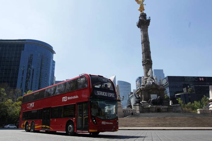 Fotografía de archivo de un metrobus en Ciudad de México. Fotografía de archivo de un metrobus en Ciudad de México.
