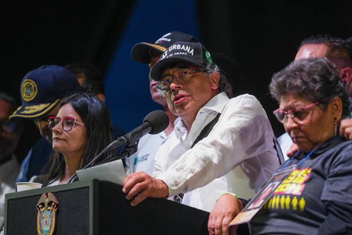 Fotografía cedida por la Presidencia de Colombia de su mandatario Gustavo Petro, hablando durante un acto publico este sábado, en Medellín (Colombia). Fotografía cedida por la Presidencia de Colombia de su mandatario Gustavo Petro, hablando durante un acto publico este sábado, en Medellín (Colombia).