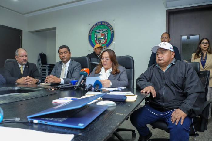 Bananeros aceptan reabrir calles y diputados hablarán con la empresa Chiquita Bananeros aceptan reabrir calles y diputados hablarán con la empresa Chiquita