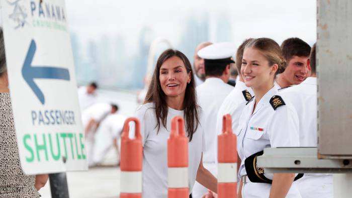 Ambas charlaron entre ellas y con los presentes en un corto encuentro en el Puerto de Cruceras de Amador. Ambas charlaron entre ellas y con los presentes en un corto encuentro en el Puerto de Cruceras de Amador.