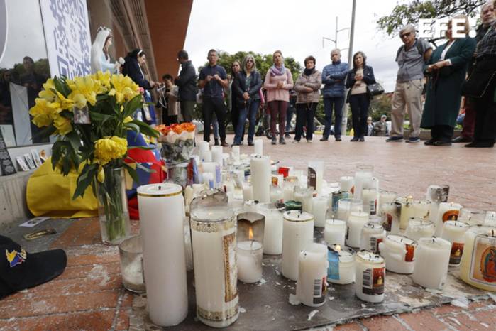Personas observan un altar en honor al senador y precandidato presidencial colombiano Miguel Uribe Turbay, este miércoles en una de las entradas de la Fundación Santa Fe de Bogotá (Colombia). Personas observan un altar en honor al senador y precandidato presidencial colombiano Miguel Uribe Turbay, este miércoles en una de las entradas de la Fundación Santa Fe de Bogotá (Colombia).
