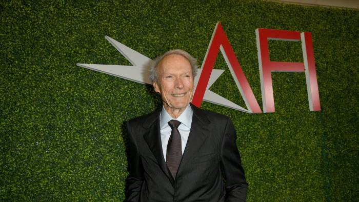 El director y productor Clint Eastwood asiste a la 20.ª edición de los Premios AFI en el Hotel Four Seasons de Los Ángeles en Beverly Hills el 3 de enero de 2020 en Los Ángeles, California. El director y productor Clint Eastwood asiste a la 20.ª edición de los Premios AFI en el Hotel Four Seasons de Los Ángeles en Beverly Hills el 3 de enero de 2020 en Los Ángeles, California.