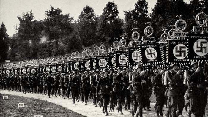 Una antigua fotografía publicada de la década de 1930 del llamado desfile de banderas con los llamados carteles de campaña o estandartes del NSDAP en un congreso del partido. Una antigua fotografía publicada de la década de 1930 del llamado desfile de banderas con los llamados carteles de campaña o estandartes del NSDAP en un congreso del partido.