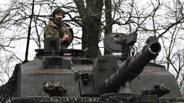 Un militar ucraniano se prepara para el combate con el tanque Challenger 2 en un lugar no revelado cerca de la línea del frente en la región de Zaporizhzhia, en medio de la invasión rusa de Ucrania. Un militar ucraniano se prepara para el combate con el tanque Challenger 2 en un lugar no revelado cerca de la línea del frente en la región de Zaporizhzhia, en medio de la invasión rusa de Ucrania.