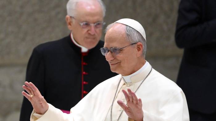 El papa León XIV llega a una audiencia con miembros de los medios de comunicación en el Aula Pablo VI de la Ciudad del Vaticano, este lunes. El papa León XIV llega a una audiencia con miembros de los medios de comunicación en el Aula Pablo VI de la Ciudad del Vaticano, este lunes.
