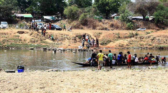 BIrmanos cruzan el río Moei en la frontera entre Birmania y Tailandia para huir de los enfrentamientos entre las fuerzas pro y anti junta militar. BIrmanos cruzan el río Moei en la frontera entre Birmania y Tailandia para huir de los enfrentamientos entre las fuerzas pro y anti junta militar.