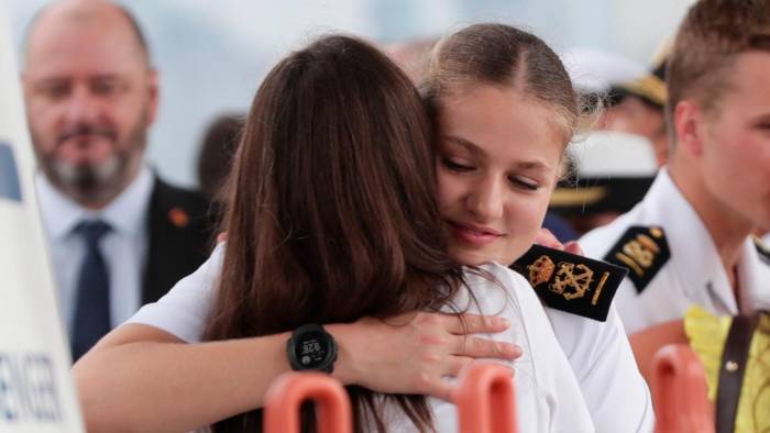 La reina Letizia y su hija, la princesa Leonor, se reencuentran en Ciudad de Panamá, luego de cuatro meses de travesía del buque Juan Sebastián Elcano. La reina Letizia y su hija, la princesa Leonor, se reencuentran en Ciudad de Panamá, luego de cuatro meses de travesía del buque Juan Sebastián Elcano.