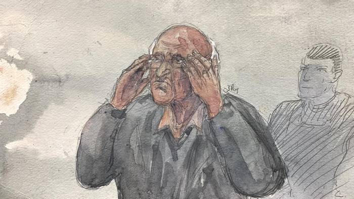 Este boceto judicial, realizado el 22 de mayo de 2025, muestra al acusado, el cirujano francés jubilado Joel Le Scouarnec (centro), reaccionando durante una audiencia en su juicio por violación y agresión sexual a 299 expacientes, en el juzgado de Vannes, oeste de Francia, el 22 de mayo de 2025. Este boceto judicial, realizado el 22 de mayo de 2025, muestra al acusado, el cirujano francés jubilado Joel Le Scouarnec (centro), reaccionando durante una audiencia en su juicio por violación y agresión sexual a 299 expacientes, en el juzgado de Vannes, oeste de Francia, el 22 de mayo de 2025.