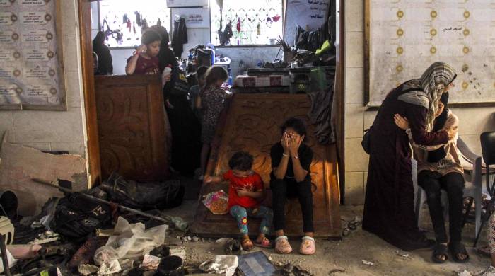 Varios palestinos lloran tras un ataque israelí contra la escuela Al-Taba'een en el barrio de Daraj Tuffah en Gaza, el 10 de agosto de 2024. Varios palestinos lloran tras un ataque israelí contra la escuela Al-Taba'een en el barrio de Daraj Tuffah en Gaza, el 10 de agosto de 2024.