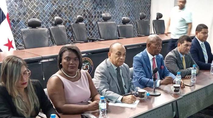 Diputados de Darién, Panamá Este y autoridades locales se reunieron este miércoles con moradores de estas zonas, que reclaman conocer sobre los avances del proyecto rehabilitación de la carretera desde Las Garzas de Pacora a Yaviza. Diputados de Darién, Panamá Este y autoridades locales se reunieron este miércoles con moradores de estas zonas, que reclaman conocer sobre los avances del proyecto rehabilitación de la carretera desde Las Garzas de Pacora a Yaviza.