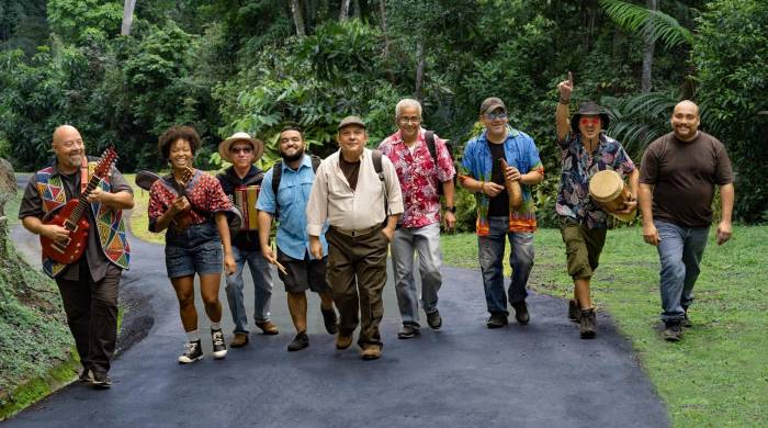 Rómulo Castro y el grupo Tuira, en una fotografía del año 2022 para la Gira Nacional Identidad. Rómulo Castro y el grupo Tuira, en una fotografía del año 2022 para la Gira Nacional Identidad.