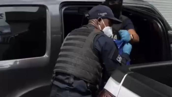 Tanto el aprehendido como los paquetes fueron remitidos a las autoridades correspondientes. Tanto el aprehendido como los paquetes fueron remitidos a las autoridades correspondientes.