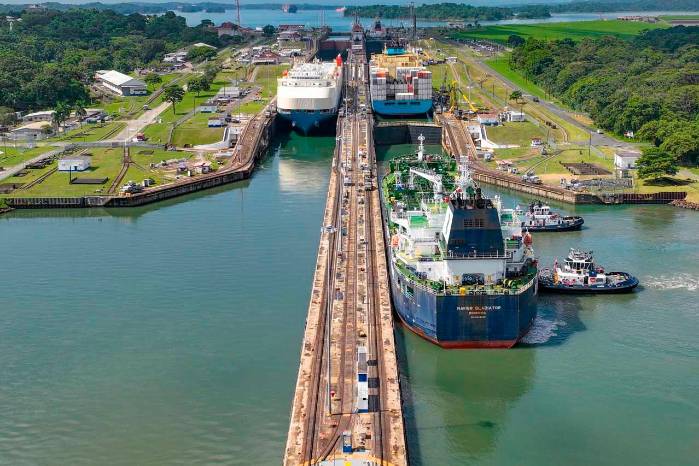 El Canal de Panamá, los puertos y la plataforma logística sostienen más de la mitad de las exportaciones de servicios del país. El Canal de Panamá, los puertos y la plataforma logística sostienen más de la mitad de las exportaciones de servicios del país.