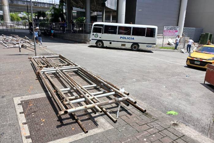 Desalojan a buhoneros de la estación del Metro de San Miguelito Desalojan a buhoneros de la estación del Metro de San Miguelito