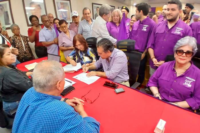 Piad estuvo acompañado por miembros y representantes de todos los sectores del colectivo. Piad estuvo acompañado por miembros y representantes de todos los sectores del colectivo.
