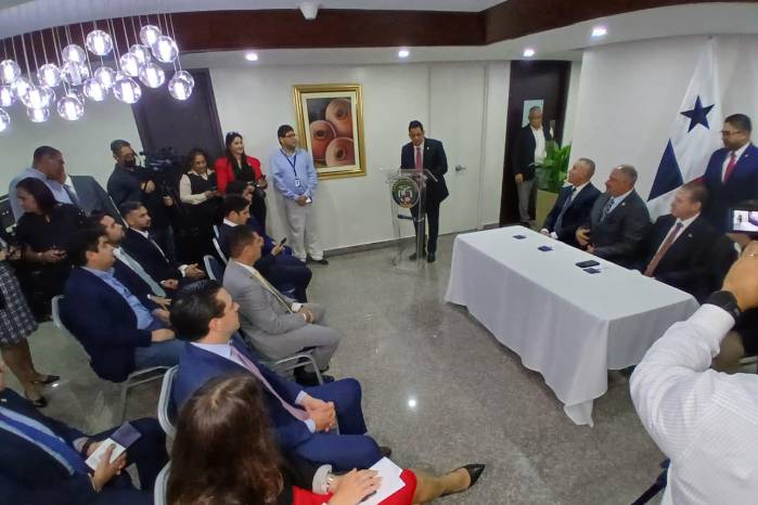 Asamblea forma coalición para enfrentar la ‘influencia china’ respaldada por embajada de EE.UU. Asamblea forma coalición para enfrentar la ‘influencia china’ respaldada por embajada de EE.UU.