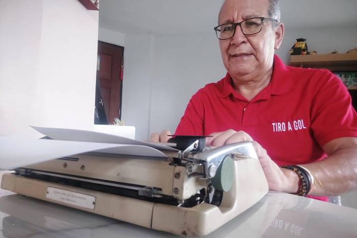 Estrada mantiene su columna ‘Tiro a Gol’ en las redes sociales, tras su creación hace veinticinco años. Estrada mantiene su columna ‘Tiro a Gol’ en las redes sociales, tras su creación hace veinticinco años.