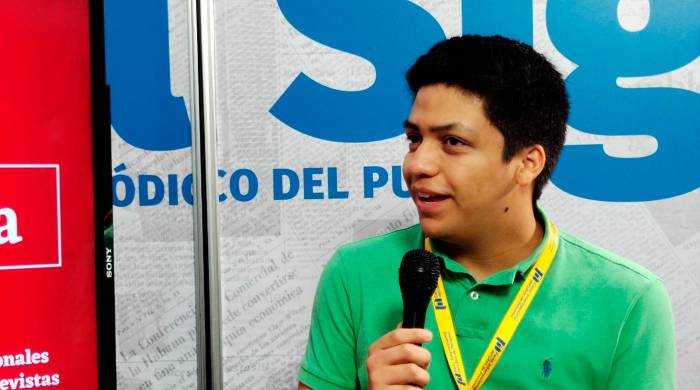 Alejandro Zeneti, estudiantes y escritor. Alejandro Zeneti, estudiantes y escritor.