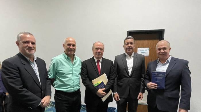 De izq. a der. José Garcia,Gabriel Preciado,Juan Cristóbal Zúñiga ,Max Lopez y Jorge Burgos De izq. a der. José Garcia,Gabriel Preciado,Juan Cristóbal Zúñiga ,Max Lopez y Jorge Burgos