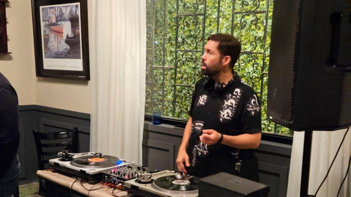 La animación la aportó un dj quien estuvo haciendo interesantes mezclas de vinilos. La animación la aportó un dj quien estuvo haciendo interesantes mezclas de vinilos.