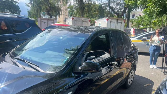 En el auto se encontraba un hombre, dos mujeres y tres menores de edad. En el auto se encontraba un hombre, dos mujeres y tres menores de edad.