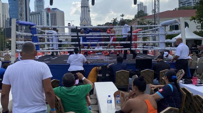 Instantes de un encuentro de boxeo organizado por el programa ‘Gancho Perfecto’.