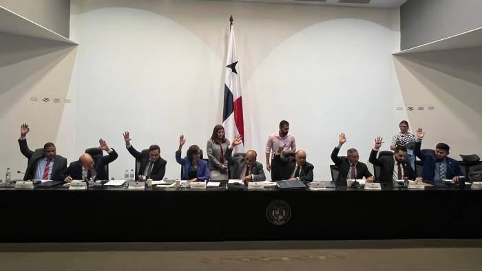 Los diputados de la Comisión de Salud, aún definen fecha para iniciar la discusión del tercer bloque de este proyecto de ley, pero las bancadas ya afinan sus propuestas. Los diputados de la Comisión de Salud, aún definen fecha para iniciar la discusión del tercer bloque de este proyecto de ley, pero las bancadas ya afinan sus propuestas.