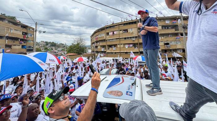 En sus visitas de casa por casa recibió el respaldo de los electores. En sus visitas de casa por casa recibió el respaldo de los electores.