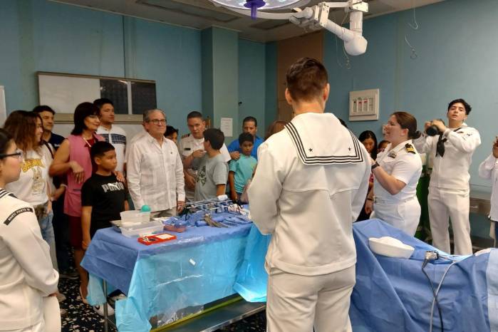 El buque hospital de la Armada de EE. UU. permanece en Colón hasta el 1 de julio y ha ofrecido consultas, cirugías y atención especializada sin costo a más de 1,500 personas. El buque hospital de la Armada de EE. UU. permanece en Colón hasta el 1 de julio y ha ofrecido consultas, cirugías y atención especializada sin costo a más de 1,500 personas.