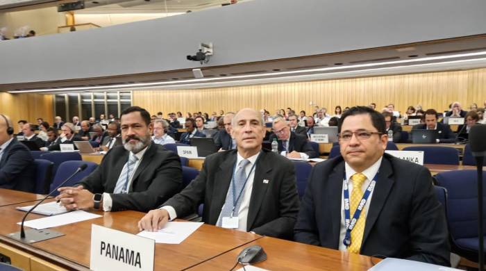El administrador de la Autoridad Marítima de Panamá, Luis Roquebert, centro, durante su participación en la asamblea de la OMI. El administrador de la Autoridad Marítima de Panamá, Luis Roquebert, centro, durante su participación en la asamblea de la OMI.