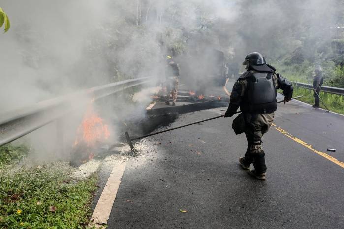 Las autoridades informaron que el libre tránsito por mar será restablecido una vez se estabilice la situación en el área. Las autoridades informaron que el libre tránsito por mar será restablecido una vez se estabilice la situación en el área.