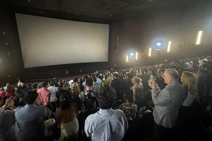 La ovación de pie, dirigida al director Trillo Guardia y al productor Tomás Cortés. La ovación de pie, dirigida al director Trillo Guardia y al productor Tomás Cortés.