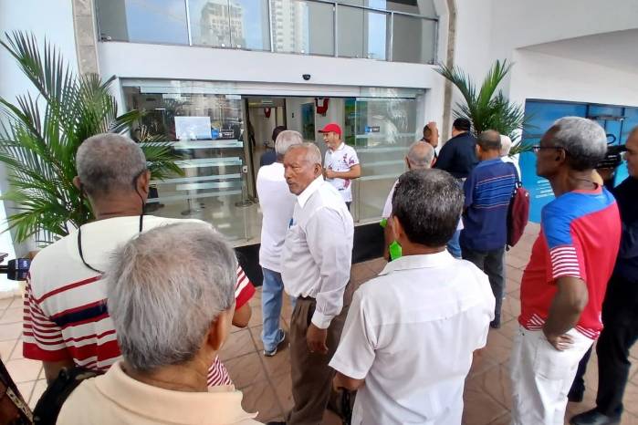 Jubilados y pensionados a las afueras de la sede del Ministerio de Economía y Finanzas. Jubilados y pensionados a las afueras de la sede del Ministerio de Economía y Finanzas.