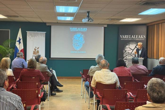 El periodista expuso su libro este jueves 30 de octubre en la Biblioteca Nacional. El periodista expuso su libro este jueves 30 de octubre en la Biblioteca Nacional.