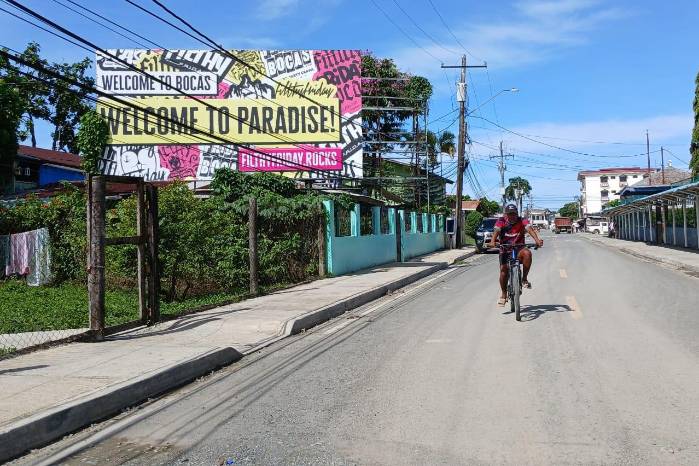 Un residente transita al lado de uno de los letreros que dan la bienvenida a la provincia de Bocas del Toro. Un residente transita al lado de uno de los letreros que dan la bienvenida a la provincia de Bocas del Toro.
