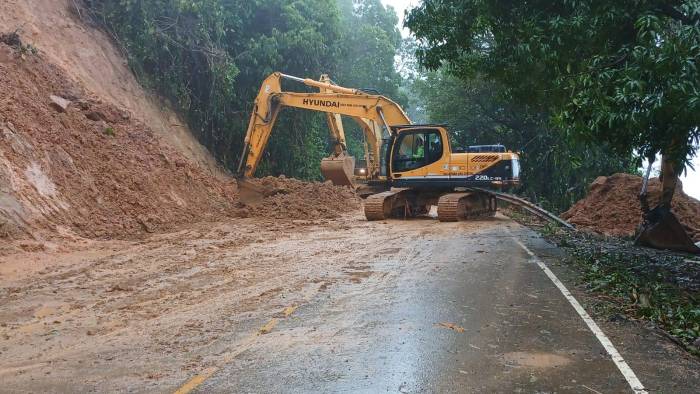 Muchas carreteras han quedado incomunicadas por los deslizamientos de lluvias. Muchas carreteras han quedado incomunicadas por los deslizamientos de lluvias.