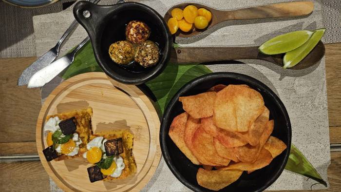 Torta de mazorca biche, trufas de queso y chips de papas. Torta de mazorca biche, trufas de queso y chips de papas.